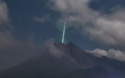 Diana cósmica: un meteorito sobre un volcán