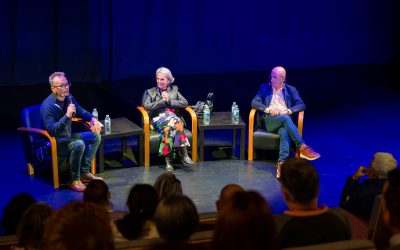 Un auditorio de mentes inquietas, acompañan a Lujan Comas y Javier Melo en Adeje.